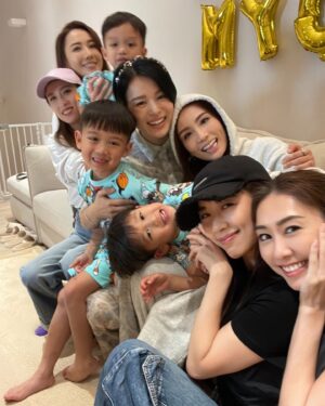 Mandy Wong Instagram - Happy birthday 靚媽myo @myoliemyolie 🥰🥰🥰🌷🌷🌷
最緊要身體健康，心想事成同埋。。。 
可以快啲退休🫢😂😂 
小朋友特備表演好精彩！大字馬😱劈腿😳
#happylifehappywife