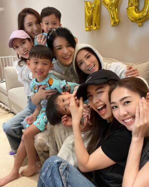 Mandy Wong Instagram - Happy birthday 靚媽myo @myoliemyolie 🥰🥰🥰🌷🌷🌷
最緊要身體健康，心想事成同埋。。。 
可以快啲退休🫢😂😂 
小朋友特備表演好精彩！大字馬😱劈腿😳
#happylifehappywife