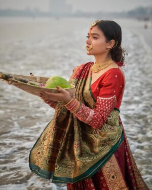 Manisha Rani Instagram - Hum Bihariyon ka pyaar hai Chhath puja.🙏🏻

Happy Chhath puja to Everyone 🤗

Makeover - @manisharani002 

Jewellery & Blouse - @the_adhya_designer 

Photography & Edit - @photo_freanzy