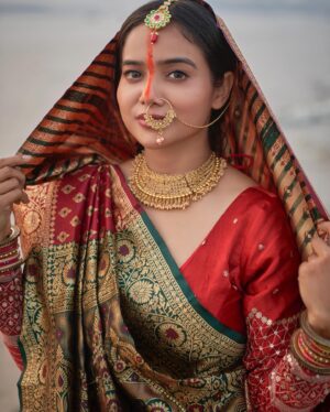 Manisha Rani Instagram - Hum Bihariyon ka pyaar hai Chhath puja.🙏🏻

Happy Chhath puja to Everyone 🤗

Makeover - @manisharani002 

Jewellery & Blouse - @the_adhya_designer 

Photography & Edit - @photo_freanzy