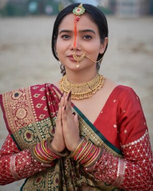 Manisha Rani Instagram - Hum Bihariyon ka pyaar hai Chhath puja.🙏🏻

Happy Chhath puja to Everyone 🤗

Makeover - @manisharani002 

Jewellery & Blouse - @the_adhya_designer 

Photography & Edit - @photo_freanzy