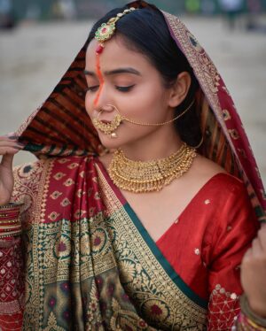 Manisha Rani Instagram - Hum Bihariyon ka pyaar hai Chhath puja.🙏🏻

Happy Chhath puja to Everyone 🤗

Makeover - @manisharani002 

Jewellery & Blouse - @the_adhya_designer 

Photography & Edit - @photo_freanzy