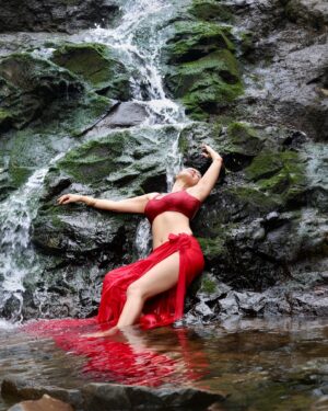 Manjari Fadnnis Instagram - Waterfall series-  9, 10, 11

A Never-ending love affair with nature ❤️❤️❤️

📸 @i__mfahim 

#photooftheday #waterfall #beautiful #photography #actress #manjarifadnis #red #redsaree #saree