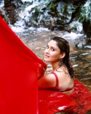 Manjari Fadnnis Instagram - Waterfall series - 8 

A Never-ending love affair with nature ❤️❤️❤️

📸 @i__mfahim 

#waterfall #series #photooftheday #photography #manjarifadnis #manjari #actress #beautiful #outdoor #location #india #indian #saree #red