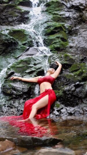 Manjari Fadnnis Instagram - With that i close the Waterfall series from my photoshoot ‘A Never-ending Love Affair with nature.’ 
Thank you all for the overwhelming love we have received for it❤️🤗 Theres more to come from the same shoot, the prequel to this😋, but after a little break…. Rock Series…. Coming soon in Jan 2025…. 

Ps: BTS coming soon… 

Concept and visualised- M.Fahim @i__mfahim
Assistant - Pooja Nivdekar @poojanivdekar

Location courtesy - 
Anirudhha Awari @annniii_03

#waterfall #photoshoot #reels #reeloftheday #manjarifadnis #manjari #red #saree #indian #waterfallphotography