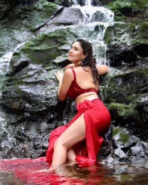 Manjari Fadnnis Instagram - Waterfall series-  9, 10, 11

A Never-ending love affair with nature ❤️❤️❤️

📸 @i__mfahim 

#photooftheday #waterfall #beautiful #photography #actress #manjarifadnis #red #redsaree #saree