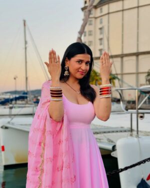 Mannara Instagram - Sharing a few stills from the final shot! Rarely do music videos offer such a scope to perform as an actor, and Tera Kasoor is truly special for that. Thank you to the wonderful team and @tseries.official for the love, support, and this beautiful opportunity!
And to my ‘Tribe’ for showering me with love n complimenting my craft