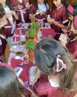 Manuela Pal Instagram - Un cumple increíble! PijamHada (si, con H porque estamos #Margaritizados).. obvio todo de  #Margarita
Gracias amigas y primas por venir a divertirse con Ampi! 
Gracias siempre a @guacamole_eventos que son lo más y la rompen siempre con los eventos, además de ser buena gente #Guacamole no falla nunca fue tema de conversación! 
Gracias @jimecoacci por la torta increíble de cada año, me daba pena cortarla 🥹Y gracias Moni  de @tiendadesuenios por venir a poner el cuerpo y sobretodo x las pulseritas  hermosas! 
El Spa un éxito! Marcos sos espectacular!
La felicidad de Ampi me llena el ♥️ y me hace olvidar un poco que dormí 3 hs 😴 y que la pasaron tan pero taaaan bien que ellas se durmieron a las 5.30 de la mañana con los pajaritos a puro canto 🫠