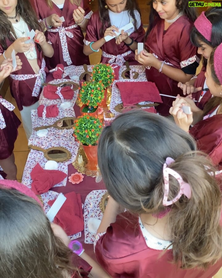 Manuela Pal - 7.7K Likes - Un cumple increíble! PijamHada (si, con H porque estamos #Margaritizados).. obvio todo de #Margarita
Gracias amigas y primas por venir a divertirse con Ampi!
Gracias siempre a @guacamole_eventos que son lo más y la rompen siempre con los eventos, además de ser buena gente #Guacamole no falla nunca fue tema de conversación!
Gracias @jimecoacci por la torta increíble de cada año, me daba pena cortarla 🥹Y gracias Moni de @tiendadesuenios por venir a poner el cuerpo y sobretodo x las pulseritas hermosas!
El Spa un éxito! Marcos sos espectacular!
La felicidad de Ampi me llena el ♥️ y me hace olvidar un poco que dormí 3 hs 😴 y que la pasaron tan pero taaaan bien que ellas se durmieron a las 5.30 de la mañana con los pajaritos a puro canto 🫠
