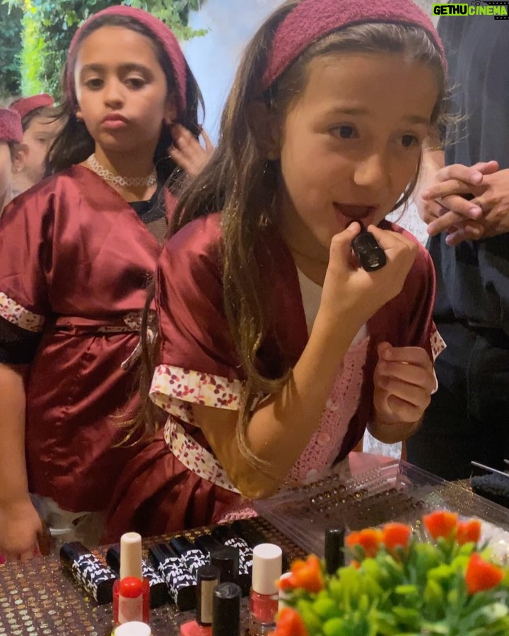 Manuela Pal - 7.7K Likes - Un cumple increíble! PijamHada (si, con H porque estamos #Margaritizados).. obvio todo de #Margarita
Gracias amigas y primas por venir a divertirse con Ampi!
Gracias siempre a @guacamole_eventos que son lo más y la rompen siempre con los eventos, además de ser buena gente #Guacamole no falla nunca fue tema de conversación!
Gracias @jimecoacci por la torta increíble de cada año, me daba pena cortarla 🥹Y gracias Moni de @tiendadesuenios por venir a poner el cuerpo y sobretodo x las pulseritas hermosas!
El Spa un éxito! Marcos sos espectacular!
La felicidad de Ampi me llena el ♥️ y me hace olvidar un poco que dormí 3 hs 😴 y que la pasaron tan pero taaaan bien que ellas se durmieron a las 5.30 de la mañana con los pajaritos a puro canto 🫠