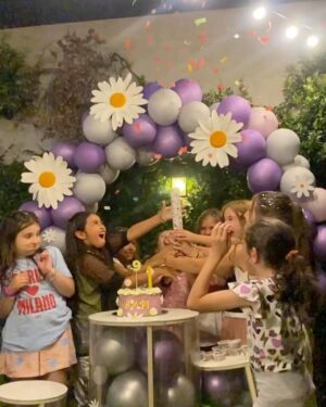 Manuela Pal Instagram - Un cumple increíble! PijamHada (si, con H porque estamos #Margaritizados).. obvio todo de  #Margarita
Gracias amigas y primas por venir a divertirse con Ampi! 
Gracias siempre a @guacamole_eventos que son lo más y la rompen siempre con los eventos, además de ser buena gente #Guacamole no falla nunca fue tema de conversación! 
Gracias @jimecoacci por la torta increíble de cada año, me daba pena cortarla 🥹Y gracias Moni  de @tiendadesuenios por venir a poner el cuerpo y sobretodo x las pulseritas  hermosas! 
El Spa un éxito! Marcos sos espectacular!
La felicidad de Ampi me llena el ♥️ y me hace olvidar un poco que dormí 3 hs 😴 y que la pasaron tan pero taaaan bien que ellas se durmieron a las 5.30 de la mañana con los pajaritos a puro canto 🫠
