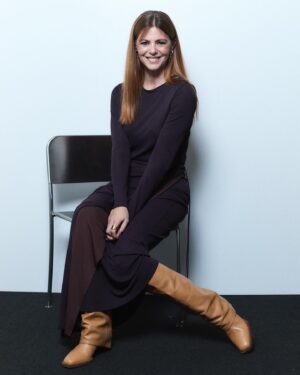 Manuela Velasco Instagram - Gracias @instylespain por apoyar siempre la ficción hecha en España, la cultura y a nuestro gremio. Los Premios In Style En Serie que se celebraron el martes nacen con ese propósito. 
Con el corazón roto y nuestro pensamiento y sentir en Valencia, costó salir de casa pero nos hizo bien encontrarnos y darnos cuenta, una vez más, de que las historias que contamos pueden servir de refugio, de escuela, hacer compañía, empoderar, aliviar…
Además tuve la gran alegría de entregar el premio de Mejor maquillaje y peluquería al equipo de Valle Salvaje. Tremendo trabajo el que hacen a diario en esta serie de época dificilísima y trabajosísima. ¡Bravo!
 ¡Y qué regalo nos hicieron Petra Martínez y Loles León con su arte, su experiencia y su sabiduría! 
Me emociona ser consciente del camino recorrido con compañeras amigas que siempre son casa @aliciaborrachero @juana_acosta 
En fin, estábamos todos muy tocados y fue reconfortante compartir y abrazarnos.
También quiero mandar mucho cariño a las dos anfitrionas de la noche:  impecables @martaflorest y @kiramiro 

Gracias @fendi y @diorbeauty @paulasoroa por acompañarme. Y siempre @merakiagents 

#premiosinstyleenserie