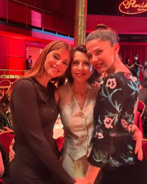 Manuela Velasco Instagram - Gracias @instylespain por apoyar siempre la ficción hecha en España, la cultura y a nuestro gremio. Los Premios In Style En Serie que se celebraron el martes nacen con ese propósito. 
Con el corazón roto y nuestro pensamiento y sentir en Valencia, costó salir de casa pero nos hizo bien encontrarnos y darnos cuenta, una vez más, de que las historias que contamos pueden servir de refugio, de escuela, hacer compañía, empoderar, aliviar…
Además tuve la gran alegría de entregar el premio de Mejor maquillaje y peluquería al equipo de Valle Salvaje. Tremendo trabajo el que hacen a diario en esta serie de época dificilísima y trabajosísima. ¡Bravo!
 ¡Y qué regalo nos hicieron Petra Martínez y Loles León con su arte, su experiencia y su sabiduría! 
Me emociona ser consciente del camino recorrido con compañeras amigas que siempre son casa @aliciaborrachero @juana_acosta 
En fin, estábamos todos muy tocados y fue reconfortante compartir y abrazarnos.
También quiero mandar mucho cariño a las dos anfitrionas de la noche:  impecables @martaflorest y @kiramiro 

Gracias @fendi y @diorbeauty @paulasoroa por acompañarme. Y siempre @merakiagents 

#premiosinstyleenserie
