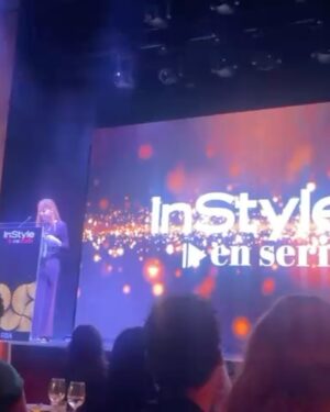 Manuela Velasco Instagram - Gracias @instylespain por apoyar siempre la ficción hecha en España, la cultura y a nuestro gremio. Los Premios In Style En Serie que se celebraron el martes nacen con ese propósito. 
Con el corazón roto y nuestro pensamiento y sentir en Valencia, costó salir de casa pero nos hizo bien encontrarnos y darnos cuenta, una vez más, de que las historias que contamos pueden servir de refugio, de escuela, hacer compañía, empoderar, aliviar…
Además tuve la gran alegría de entregar el premio de Mejor maquillaje y peluquería al equipo de Valle Salvaje. Tremendo trabajo el que hacen a diario en esta serie de época dificilísima y trabajosísima. ¡Bravo!
 ¡Y qué regalo nos hicieron Petra Martínez y Loles León con su arte, su experiencia y su sabiduría! 
Me emociona ser consciente del camino recorrido con compañeras amigas que siempre son casa @aliciaborrachero @juana_acosta 
En fin, estábamos todos muy tocados y fue reconfortante compartir y abrazarnos.
También quiero mandar mucho cariño a las dos anfitrionas de la noche:  impecables @martaflorest y @kiramiro 

Gracias @fendi y @diorbeauty @paulasoroa por acompañarme. Y siempre @merakiagents 

#premiosinstyleenserie