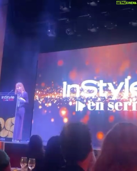 Manuela Velasco - 5.2K Likes - Gracias @instylespain por apoyar siempre la ficción hecha en España, la cultura y a nuestro gremio. Los Premios In Style En Serie que se celebraron el martes nacen con ese propósito.
Con el corazón roto y nuestro pensamiento y sentir en Valencia, costó salir de casa pero nos hizo bien encontrarnos y darnos cuenta, una vez más, de que las historias que contamos pueden servir de refugio, de escuela, hacer compañía, empoderar, aliviar…
Además tuve la gran alegría de entregar el premio de Mejor maquillaje y peluquería al equipo de Valle Salvaje. Tremendo trabajo el que hacen a diario en esta serie de época dificilísima y trabajosísima. ¡Bravo!
¡Y qué regalo nos hicieron Petra Martínez y Loles León con su arte, su experiencia y su sabiduría!
Me emociona ser consciente del camino recorrido con compañeras amigas que siempre son casa @aliciaborrachero @juana_acosta
En fin, estábamos todos muy tocados y fue reconfortante compartir y abrazarnos.
También quiero mandar mucho cariño a las dos anfitrionas de la noche: impecables @martaflorest y @kiramiro
Gracias @fendi y @diorbeauty @paulasoroa por acompañarme. Y siempre @merakiagents
#premiosinstyleenserie