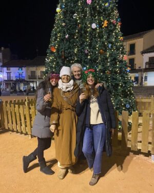 Manuela Velasco Instagram - ¡Feliz año nuevo!
Ojalá paz, salud, vivienda, trabajo, arte, paseos por el bosque y el mar. 
Y una sopa y compartir con seres amados para calentar el cuerpo y el alma. 
Y poesía y música para ensancharla.

#bienvenido2025 #1deenero