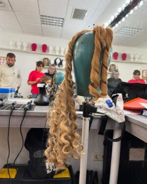 Manuela Velasco Instagram - Gracias @instylespain por apoyar siempre la ficción hecha en España, la cultura y a nuestro gremio. Los Premios In Style En Serie que se celebraron el martes nacen con ese propósito. 
Con el corazón roto y nuestro pensamiento y sentir en Valencia, costó salir de casa pero nos hizo bien encontrarnos y darnos cuenta, una vez más, de que las historias que contamos pueden servir de refugio, de escuela, hacer compañía, empoderar, aliviar…
Además tuve la gran alegría de entregar el premio de Mejor maquillaje y peluquería al equipo de Valle Salvaje. Tremendo trabajo el que hacen a diario en esta serie de época dificilísima y trabajosísima. ¡Bravo!
 ¡Y qué regalo nos hicieron Petra Martínez y Loles León con su arte, su experiencia y su sabiduría! 
Me emociona ser consciente del camino recorrido con compañeras amigas que siempre son casa @aliciaborrachero @juana_acosta 
En fin, estábamos todos muy tocados y fue reconfortante compartir y abrazarnos.
También quiero mandar mucho cariño a las dos anfitrionas de la noche:  impecables @martaflorest y @kiramiro 

Gracias @fendi y @diorbeauty @paulasoroa por acompañarme. Y siempre @merakiagents 

#premiosinstyleenserie