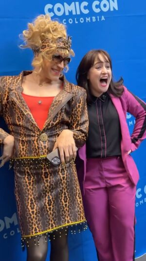 Mara Wilson Instagram - El reencuentro que todos estábamos esperando en la #ComicCon Matilda @marawilson y su adorable madre  @jonatanclay

🎟 Adquiere tus tickets para 📷Foto o ✍️Autógrafo con @marawilson en la #MerchStore de #ComicCon únicamente durante el evento.📍Hall Central - Plaza Mayor

🚨Cantidades limitadas

👉🎟 Adquiere tus boletos en: medellin.comicconcolombia.com/ y en el link de nuestra bio.🖖