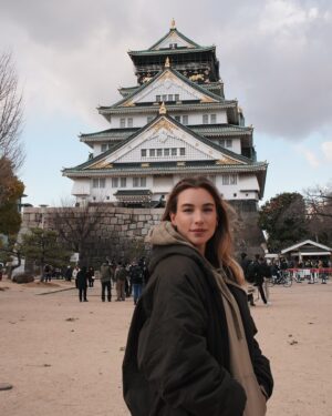 Marcela Fetter Instagram - Esse era o sonho da Marcela criança. Quantas vezes me perguntei: “Será que Japão existe mesmo?” “Se é do outro lado do mundo, será que, se eu cavar na areia da praia sem parar, consigo chegar lá?” Esse era um dos pensamentos também 😅

E aqui estamos, no Japão! 🇯🇵

📍Osaka foi nossa primeira parada, e já estou completamente encantada com absolutamente tudo nesse país!