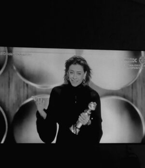 Marcella Rica Instagram - ainda tô me beliscando, mas é isso mesmoooo, o @goldenglobes é do Brasil, é dela! @oficialfernandatorres 
É DELAS! 🇧🇷
que extraordinário é viver no tempo das Fernandas. 
Eu nasci 16.10, dia de Fernanda. 
@fernandamontenegrooficial sempre foi A referência de vida na arte. A maior que temos.
Sua vida é uma escola pra qualquer artista, seu legado é das nossas maiores riquezas.
Que lindo assistir esse momento único do nosso cinema e dessa família que é, fez e faz tanto pela nossa cultura.
Que força ver um filme em português que retrata a ditadura no Brasil furar todas as bolhas e fronteiras, levando nossa história pro mundo todo, história que não pode ser esquecida. 
Nossa arte perdura, atravessa gerações, transforma, ressignifica, atravessa a sociedade no peito, ensina, cura e faz um país inteiro morrer de orgulho fazendo festa! 
Que noite inesquecível!
@oficialfernandatorres nossa GIGANTE! 👏🏻❤️
É da Vaniiiiiiii!
