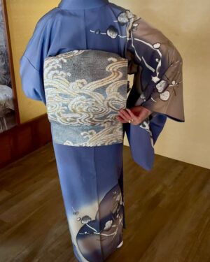 Mari Natsuki Instagram - #プライベートバンカー
@pb_tvasahi 
#天宮寺家
#kimono
#天宮寺美琴

昨日の美琴さん！outfit👘

第２話は２着でした....

紺藍鼠　手描き梅柄訪問着
@uan_9_giorno

枡屋高尾製 グレー地に金銀波文袋帯
@masuya_takao
@kinkakuji_salon

ゴールドとベビーパールの帯留、
ゴールドパールのリング
@official_mikimoto

ダイヤのブライダルリング
@niwaka_collections

___

鼈甲色×海松色（みるいろ）の西洞院辻ヶ花染めの訪問着

雪持ち笹の袋帯
@shikotextile
@isetangofuku

陶製の亀甲の帯留
猫目石とダイヤのリング

Two sets of Mikoto's kimono coordinates in episode 2.👘
