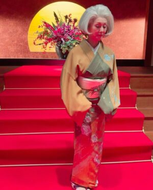 Mari Natsuki Instagram - #プライベートバンカー
@pb_tvasahi 
#天宮寺家
#kimono
#天宮寺美琴

昨日の美琴さん！outfit👘

第２話は２着でした....

紺藍鼠　手描き梅柄訪問着
@uan_9_giorno

枡屋高尾製 グレー地に金銀波文袋帯
@masuya_takao
@kinkakuji_salon

ゴールドとベビーパールの帯留、
ゴールドパールのリング
@official_mikimoto

ダイヤのブライダルリング
@niwaka_collections

___

鼈甲色×海松色（みるいろ）の西洞院辻ヶ花染めの訪問着

雪持ち笹の袋帯
@shikotextile
@isetangofuku

陶製の亀甲の帯留
猫目石とダイヤのリング

Two sets of Mikoto's kimono coordinates in episode 2.👘