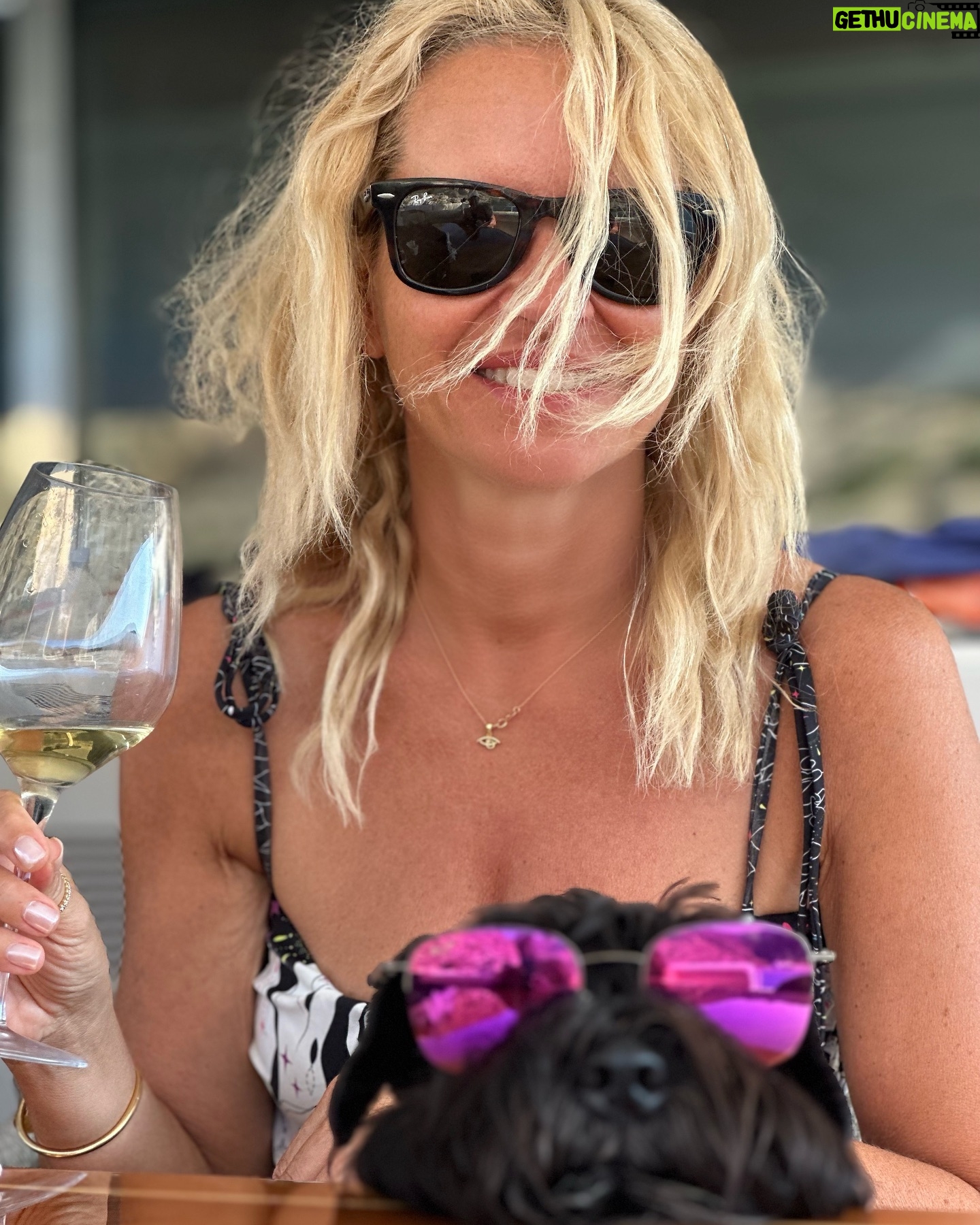 Maria Bekatorou - 8.5K Likes - Μια στιγμή…Μεσημέρι…Κατακαλόκαιρο…Με ωραία παρέα..Ανέμελη…Με τη Μαρντώ μου αγκαλιά…Ένα ποτήρι κρασί και ένας ολοζώντανος ήλιος…Έτσι είναι ζωή.Αυτή είναι και πρέπει να την αγαπάμε,να την αγκαλιάζουμε!
Πάμε να ζήσουμε με ευγνωμοσύνη και αλήθεια τη χρόνια που έρχεται σε λίγο…Πάμε να ξεχάσουμε τα άσχημα…Πάμε να δούμε μόνο τα ωραία.Και να κάνουμε αυτό που μας αρέσει.Και να συγχωρέσουμε…Και να νιώσουμε τη κάθε ωραία στιγμή πιο πολύ…Και να είναι το 2025 ένα καλοκαίρι με ένα ποτήρι κρασί και τη πιο ωραία παρέα❤️
Καλή και ευλογημένη χρόνια αγαπημένοι μου #blessed #thankful #newdreams #newyear #lavieestbelle