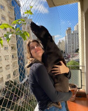 Maria Bopp Instagram - Aniversário de 4 anos do meu melhor amigo. O Gil passou comigo por separações, mudanças de casa, viagens e cinco cores de cabelo diferentes. Tá comigo debaixo de sol e chuva, deitado no meu pé quando trabalho e no tapetinho do banheiro quando tomo banho. Bravo e doce, como eu - a genética não falha. Meu grude, meu parça.🖤