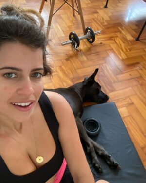 Maria Bopp Instagram - Aniversário de 4 anos do meu melhor amigo. O Gil passou comigo por separações, mudanças de casa, viagens e cinco cores de cabelo diferentes. Tá comigo debaixo de sol e chuva, deitado no meu pé quando trabalho e no tapetinho do banheiro quando tomo banho. Bravo e doce, como eu - a genética não falha. Meu grude, meu parça.🖤