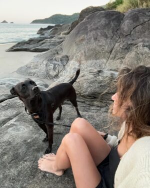 Maria Bopp Instagram - Aniversário de 4 anos do meu melhor amigo. O Gil passou comigo por separações, mudanças de casa, viagens e cinco cores de cabelo diferentes. Tá comigo debaixo de sol e chuva, deitado no meu pé quando trabalho e no tapetinho do banheiro quando tomo banho. Bravo e doce, como eu - a genética não falha. Meu grude, meu parça.🖤