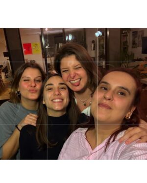 Maria Botelho Moniz Instagram - Um dump de fotos, dizem que rende. 
1- Temos um 🥕, é oficial. 
2- Os presentes da tia Vivi. 🥁
3- Barritas de manteiga de amendoim. 🥜 
4- O Mundo é uma coisa extraordinária. 🌎 
5- Não se fazem amigos no trabalho. 😌
6- Petit chef. 🧑🏻‍🍳 
7- Quando ele diz que vai trabalhar e são estas as fotos que te chegam. 🙃
8- Um vinho azul que não era assim tão bom. 🍷 
9- Backstage da capa da @revistacristina. 🥰
10- Fiz LPG pela primeira vez. 🧖🏼‍♀️