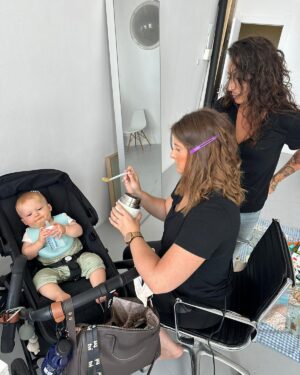 Maria Botelho Moniz Instagram - Um dump de fotos, dizem que rende. 
1- Temos um 🥕, é oficial. 
2- Os presentes da tia Vivi. 🥁
3- Barritas de manteiga de amendoim. 🥜 
4- O Mundo é uma coisa extraordinária. 🌎 
5- Não se fazem amigos no trabalho. 😌
6- Petit chef. 🧑🏻‍🍳 
7- Quando ele diz que vai trabalhar e são estas as fotos que te chegam. 🙃
8- Um vinho azul que não era assim tão bom. 🍷 
9- Backstage da capa da @revistacristina. 🥰
10- Fiz LPG pela primeira vez. 🧖🏼‍♀️