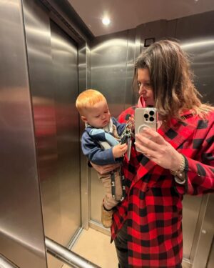 Maria Botelho Moniz Instagram - Um dump de fotos, dizem que rende. 
1- Temos um 🥕, é oficial. 
2- Os presentes da tia Vivi. 🥁
3- Barritas de manteiga de amendoim. 🥜 
4- O Mundo é uma coisa extraordinária. 🌎 
5- Não se fazem amigos no trabalho. 😌
6- Petit chef. 🧑🏻‍🍳 
7- Quando ele diz que vai trabalhar e são estas as fotos que te chegam. 🙃
8- Um vinho azul que não era assim tão bom. 🍷 
9- Backstage da capa da @revistacristina. 🥰
10- Fiz LPG pela primeira vez. 🧖🏼‍♀️
