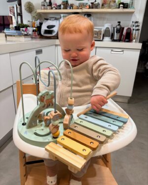 Maria Botelho Moniz Instagram - Um dump de fotos, dizem que rende. 
1- Temos um 🥕, é oficial. 
2- Os presentes da tia Vivi. 🥁
3- Barritas de manteiga de amendoim. 🥜 
4- O Mundo é uma coisa extraordinária. 🌎 
5- Não se fazem amigos no trabalho. 😌
6- Petit chef. 🧑🏻‍🍳 
7- Quando ele diz que vai trabalhar e são estas as fotos que te chegam. 🙃
8- Um vinho azul que não era assim tão bom. 🍷 
9- Backstage da capa da @revistacristina. 🥰
10- Fiz LPG pela primeira vez. 🧖🏼‍♀️