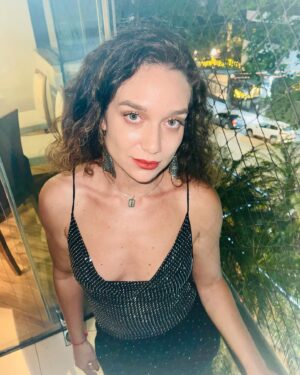 Maria Pinna Instagram - Minha apararição mensal por aqui para o feliz ano novo atrasado e deixar registrado que:
2024 foi intenso, cheio de cicatrizes, aprendizado e superação. Que em 2025 as dores se transformem em constelação e que a vida vire céu! 
🌌 
“Todo mundo é uma estrela, todo dia é a mudança, onde que que você esteja, reze para que isso te salve”.