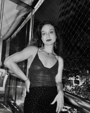 Maria Pinna Instagram - Minha apararição mensal por aqui para o feliz ano novo atrasado e deixar registrado que:
2024 foi intenso, cheio de cicatrizes, aprendizado e superação. Que em 2025 as dores se transformem em constelação e que a vida vire céu! 
🌌 
“Todo mundo é uma estrela, todo dia é a mudança, onde que que você esteja, reze para que isso te salve”.