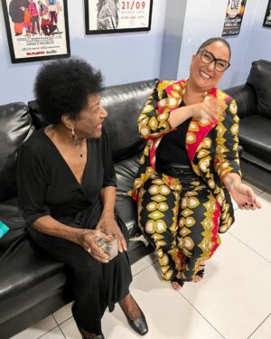 Maria Rita Instagram - Registros desse encontro emocionante entre Maria e a rainha @alaidecostaoficial 💙 

As duas dividiram um momento muito especial na última segunda-feira, quando cantaram juntas em um evento em São Paulo. Quem também gostaria de ter visto essa dupla ao vivo? 

#EMR