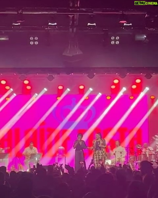 Maria Rita - 10.6K Likes - Registros desse encontro emocionante entre Maria e a rainha @alaidecostaoficial 💙
As duas dividiram um momento muito especial na última segunda-feira, quando cantaram juntas em um evento em São Paulo. Quem também gostaria de ter visto essa dupla ao vivo?
#EMR