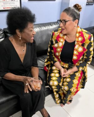 Maria Rita Instagram - Registros desse encontro emocionante entre Maria e a rainha @alaidecostaoficial 💙 

As duas dividiram um momento muito especial na última segunda-feira, quando cantaram juntas em um evento em São Paulo. Quem também gostaria de ter visto essa dupla ao vivo? 

#EMR