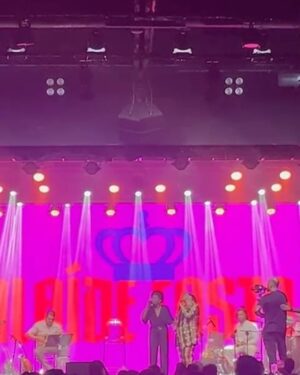 Maria Rita Instagram - Registros desse encontro emocionante entre Maria e a rainha @alaidecostaoficial 💙 

As duas dividiram um momento muito especial na última segunda-feira, quando cantaram juntas em um evento em São Paulo. Quem também gostaria de ter visto essa dupla ao vivo? 

#EMR