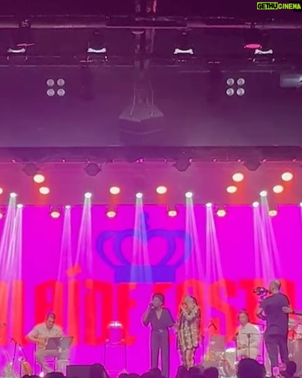 Maria Rita - 10.6K Likes - Registros desse encontro emocionante entre Maria e a rainha @alaidecostaoficial 💙
As duas dividiram um momento muito especial na última segunda-feira, quando cantaram juntas em um evento em São Paulo. Quem também gostaria de ter visto essa dupla ao vivo?
#EMR