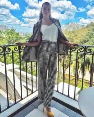 Maria Sten Instagram - Brazil press day @reacherprimevideo 🇧🇷

dressed in @sezane 
hair   makeup by @raulmelomake
pics by @allieveneris
