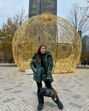 Mariana Botas Instagram - …It’s beginning to look a lot like Christmas🎅🏻🎄🎁❄️☃️
Chicago en esta temporada es lo más 🫰🏻y con amigos es mágico ✨💖 @choosechicagomx @choosechicago 
.
.
. #chicago #winter #winterfashion #wintervibes #friends #vacay #lifestyle