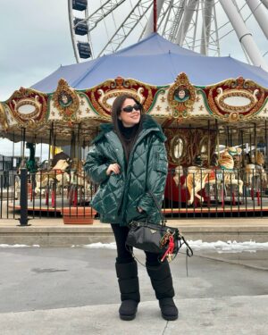 Mariana Botas Instagram - …It’s beginning to look a lot like Christmas🎅🏻🎄🎁❄️☃️
Chicago en esta temporada es lo más 🫰🏻y con amigos es mágico ✨💖 @choosechicagomx @choosechicago 
.
.
. #chicago #winter #winterfashion #wintervibes #friends #vacay #lifestyle