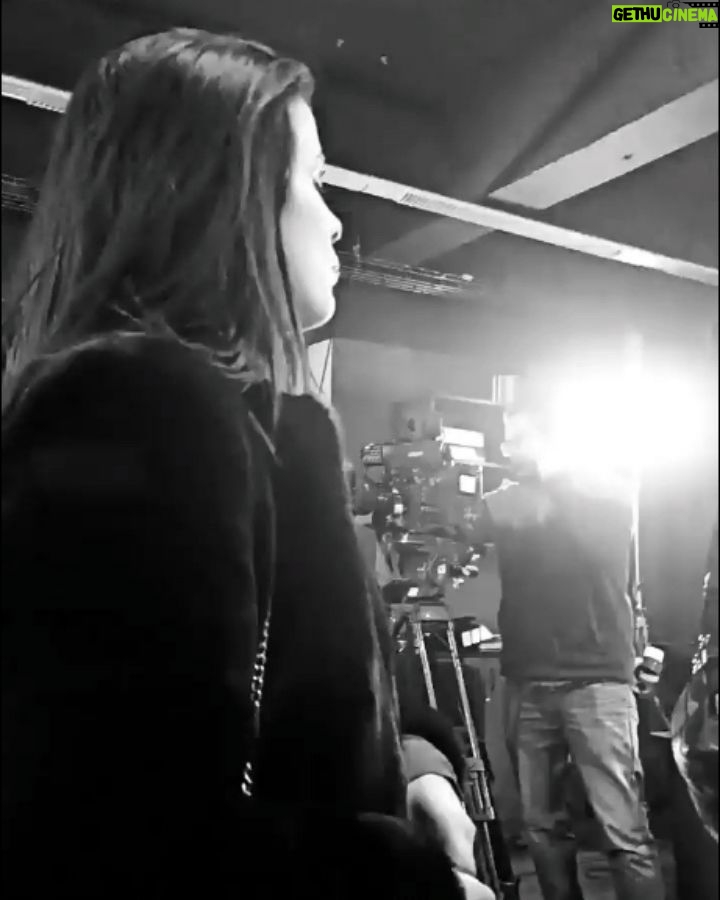Mariana Loyola - 4.2K Likes - Y se acabó!
Qué gozadera fue hacer #SecretosDeFamilia ❤️🔥
Puro fuego y pasión.
Gracias a la producción completa, al tremendo equipo técnico, a mis amigas de maquipelo y vestuario 🫶🏼 y por supuesto a mis compañeras y compañeros actores con quiénes fue un gran placer trabajar.
Tuve la enorme suerte de interpretar a Raquel Cruchaga (soa Reichel 🥹♥️)
Personaje delicioso y complejo, gracias Cata, gracias guionistas por escribirla.
Me llevo a esta teleserie como uno de mis entrañables y hermosos recuerdos (que realizamos en plena pandemia por lo demás) al fondo de mi ♥️
@canal13cl @amazonprime
@danielaramirezactriz @katynaactriz @franciscoreyesmor @alvaro_rudolphy_oficial @pedrofontaine_ @alvarogomezactor @nico_saavedra @rowalkii @elisazulue @josesinhia @floberner @celine_reymond_ @matias.oz @eviirodriguez @cataolcay