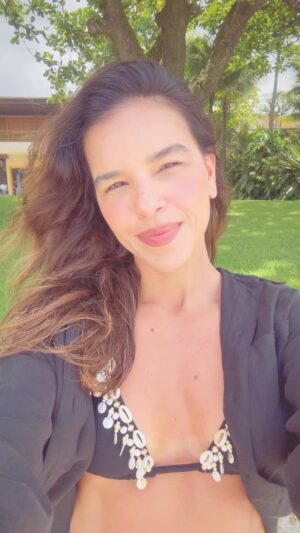 Mariana Rios Instagram - Que em 2025 eu me afaste de quem vive na sombra da fofoca. Aqueles que tanto falam dos outros, muitas vezes, não conseguem lidar com suas próprias falhas e limitações. Eu, por outro lado, quero aprender com minhas imperfeições, crescer e subir mais um degrau na escada da evolução pessoal.

Que em 2025 eu substitua o medo pela fé. O medo paralisa diante do desconhecido, enquanto a fé é um sopro de esperança e coragem, que nos impulsiona a seguir em frente. Eu escolho acreditar que o melhor da vida está no presente, sem receios, confiando que há algo maior me guiando e me sustentando espiritualmente.

Que em 2025 eu use as palavras como ferramentas de crescimento, tanto para mim quanto para os que me cercam. Que eu aprenda a olhar para minhas qualidades, me permitindo corrigir os erros com aprendizado e amor. Quero ser cuidadoso com o que falo, lembrando sempre do velho ditado: uma flecha lançada e uma palavra dita não podem ser recolhidas. Que eu use minha voz para construir, não para destruir.

Que o novo ano me traga sabedoria para viver com mais leveza, compaixão e determinação com a certeza de que colherei exatamente o que por mim foi semeado.

Que, em 2025, eu seja capaz de olhar para dentro com coragem, renovando a cada dia o compromisso de evoluir, aprender e, principalmente, ser mais fiel ao meu propósito aqui! 

Mariana Rios