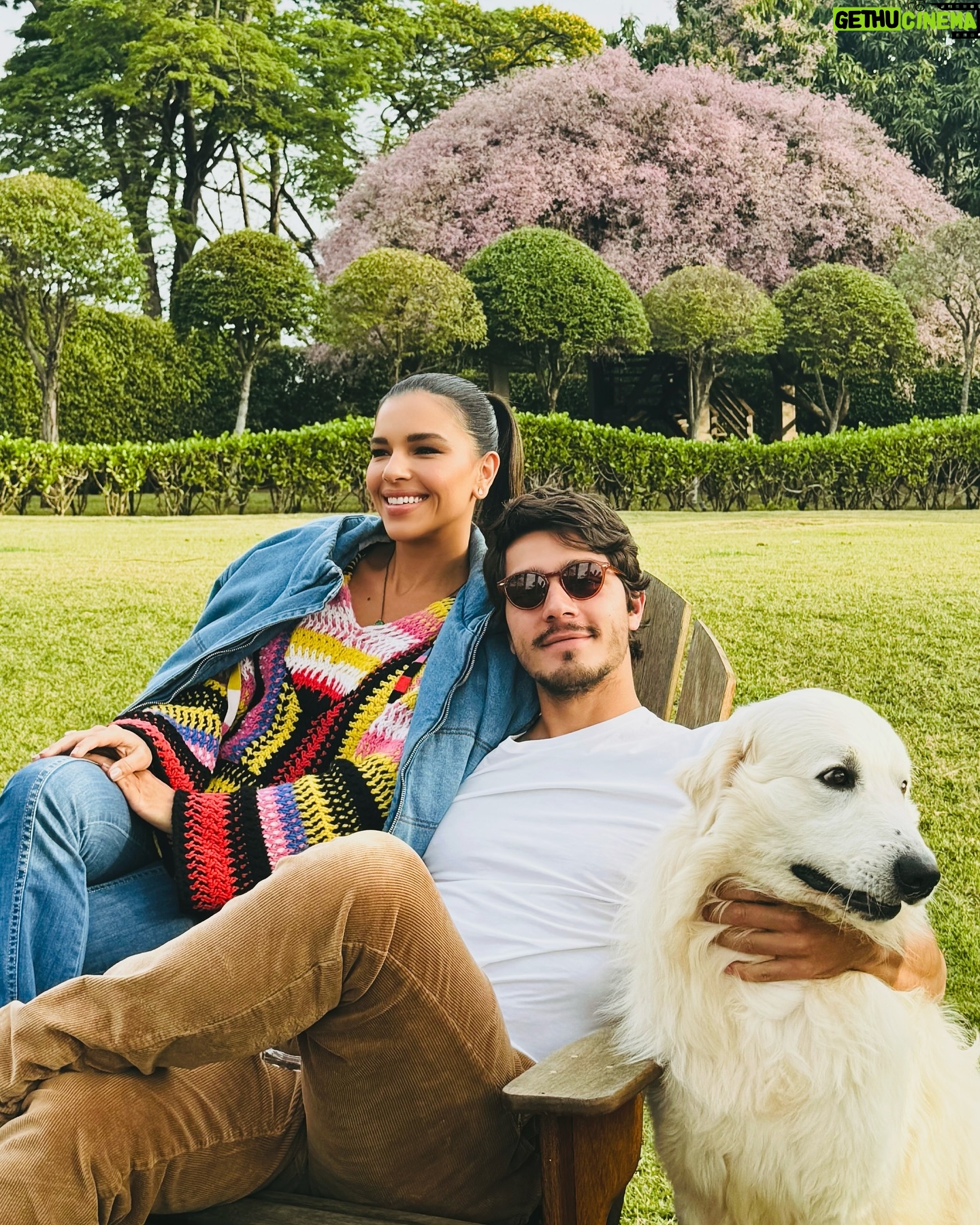 Mariana Rios - 93K Likes - Meu amor,
você é a real construção de todos os grandes poetas do mundo. Simplesmente porque você é único.
Você tem algo raro: uma simplicidade que me impressiona, mas que, no fundo, esconde camadas profundas que poucos são capazes de enxergar. Como o verso de Drummond, “é preciso ter olhos de ver”. Admiro a força que está na sua inquietude, na maneira serena com que encara a vida, como se a beleza estivesse em cada gesto, e não apenas nas grandes manifestações.
Na sua calma, você carrega a complexidade de uma tempestade silenciosa. Como se a sua alma fosse um rio profundo, daqueles que poucos conseguem atravessar. A forma como lida com os pequenos desafios diários me mostra um homem de coragem, mas também de enorme sensibilidade.
Você tem um olhar capaz de perceber o que mais ninguém vê.
Talvez você nem saiba, mas, assim como o poeta Vinícius de Moraes, você é uma metáfora viva.
“Eu te amo porque te amo, não há porque.” E é exatamente isso. Sua essência é simples e, ao mesmo tempo, cheia de significados. Você é como a poesia que não precisa de explicações, que basta ser sentida.
Não se veste de pretensões, não se esconde em adornos. Seu ser é o mais honesto que eu já conheci, e isso, para mim, é a verdadeira grandeza.
Que sua vida continue sendo a poesia feita de pequenos momentos, de simplicidade, de profundidade, de boas conversas, “post its” infinitos, passeios com o Joca e seus incríveis pratos elaborados com o mais profundo carinho e amor. Porque não há nada mais bonito do que isso: ser VOCÊ!
Feliz Aniversário! 🩵