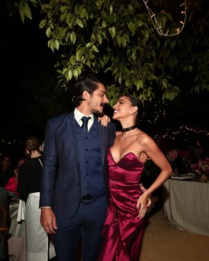 Mariana Rios Instagram - Meu amor,
você é a real construção de todos os grandes poetas do mundo. Simplesmente porque você é único.
Você tem algo raro: uma simplicidade que me impressiona, mas que, no fundo, esconde camadas profundas que poucos são capazes de enxergar. Como o verso de Drummond, “é preciso ter olhos de ver”. Admiro a força que está na sua inquietude, na maneira serena com que encara a vida, como se a beleza estivesse em cada gesto, e não apenas nas grandes manifestações.
Na sua calma, você carrega a complexidade de uma tempestade silenciosa. Como se a sua alma fosse um rio profundo, daqueles que poucos conseguem atravessar. A forma como lida com os pequenos desafios diários me mostra um homem de coragem, mas também de enorme sensibilidade. 
Você tem um olhar capaz de perceber o que mais ninguém vê.
Talvez você nem saiba, mas, assim como o poeta Vinícius de Moraes, você é uma metáfora viva.
“Eu te amo porque te amo, não há porque.” E é exatamente isso. Sua essência é simples e, ao mesmo tempo, cheia de significados. Você é como a poesia que não precisa de explicações, que basta ser sentida.
 Não se veste de pretensões, não se esconde em adornos. Seu ser é o mais honesto que eu já conheci, e isso, para mim, é a verdadeira grandeza.
Que sua vida continue sendo a poesia feita de pequenos momentos, de simplicidade, de profundidade, de boas conversas, “post its” infinitos, passeios com o Joca e seus incríveis pratos elaborados com o mais profundo carinho e amor. Porque não há nada mais bonito do que isso: ser VOCÊ! 
Feliz Aniversário! 🩵
