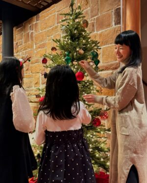 Marie Kondo Instagram - Happy Holidays everyone! Decorating the Christmas tree with ornaments together as a family brought me so much joy! My son had so much fun wearing a santa hat and carrying around a santa sack🎅✨️We wish you all a holiday of joy surrounded by those you love!

#happyholidays