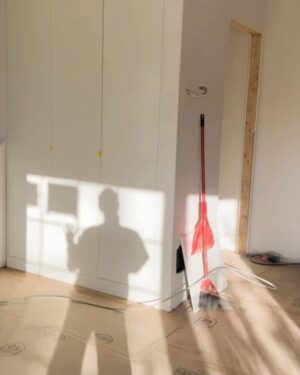Marilou Instagram - Les visites de chantier deviennent de plus en plus excitantes! 

Le brun de l’îlot me fait capoter! L’installation des comptoirs (un mélange de béton et de marbre), de la porte verte (!!), des fenêtres et des moulures risque de m’achever.

C’est rare que j’ai hâte que le mois de décembre arrive pour autre chose que le temps des fêtes mais là… je compte les dodos avant notre retour à la maison (à la cuisine!)🎄🏠🐑